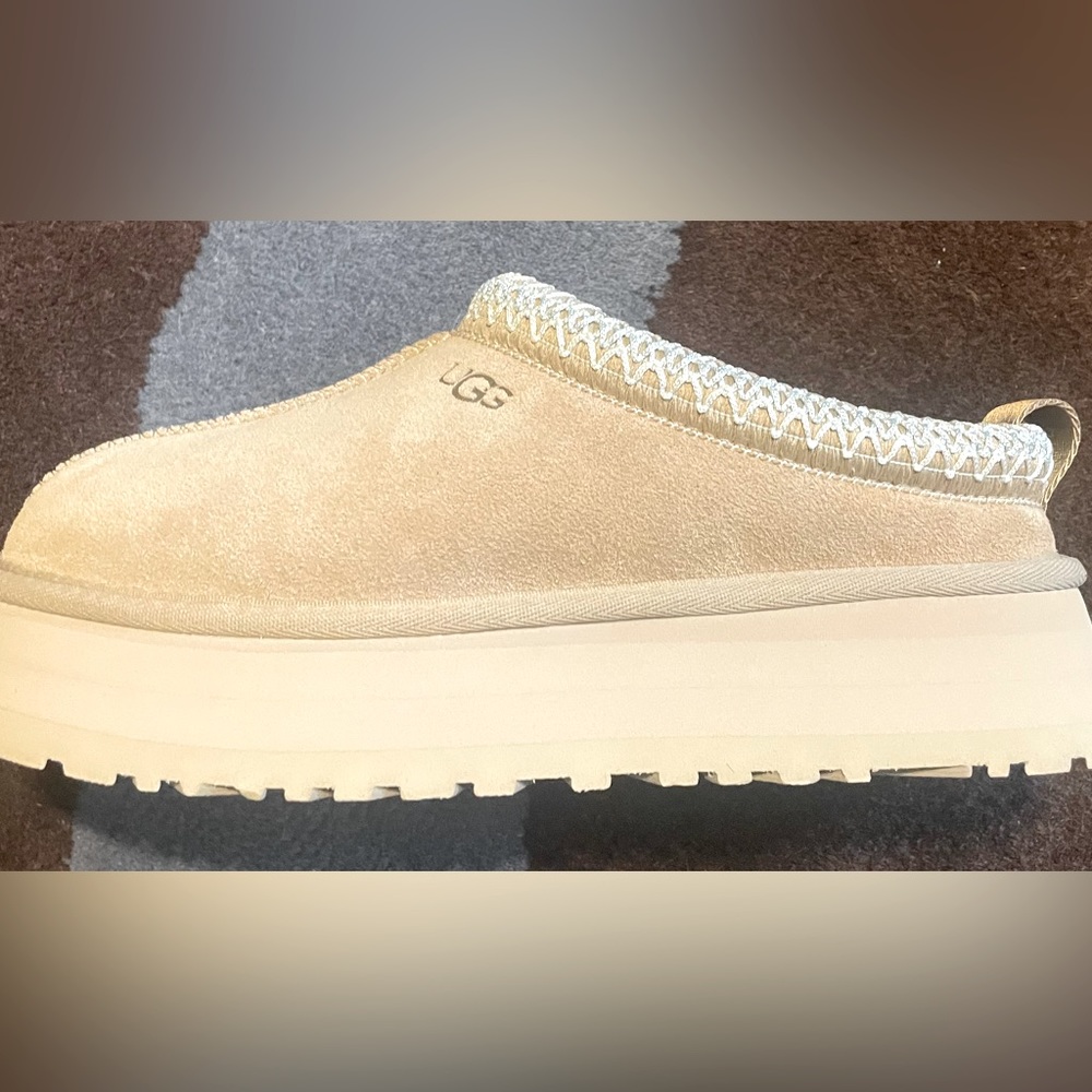 BRAND NEW UGG TAZZ PLATFORM SLIPPERS IN SAND SIZE 7
